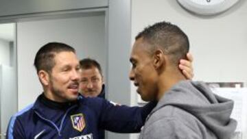 Simeone saluda a Perea en el vestuario.