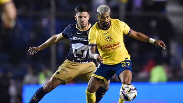 Pumas' Argentine defender Lisandro Magallan (L) and America's Uruguayan forward Rodrigo Aguirre fight for the ball during the Liga MX Apertura tournament football match between America and Pumas at the Ciudad de los Deportes stadium in Mexico City on September 29, 2024. (Photo by Rodrigo Oropeza / AFP)