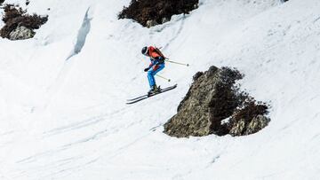 Un esquiador salta una roca en el Freeride Junior Tour en Ordino Arcal&iacute;s (Andorra) el domingo, 10 de abril del 2022. 