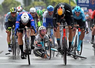 Mark Cavendish se cayó en el sprint final junto a la línea de meta.