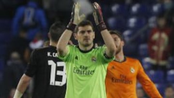Cornellà coreó su nombre tras el paradón a Córdoba. Al final, Iker saludó a la afición.