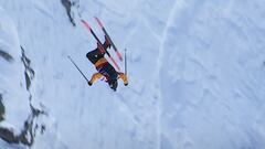 El esquiador franc&eacute;s L&eacute;o Slemett realizando un backflip en Le Petit Bec, en Verbier (estaci&oacute;n de esqu&iacute; de Suiza) en marzo del 2021. 