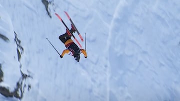 El esquiador franc&eacute;s L&eacute;o Slemett realizando un backflip en Le Petit Bec, en Verbier (estaci&oacute;n de esqu&iacute; de Suiza) en marzo del 2021. 