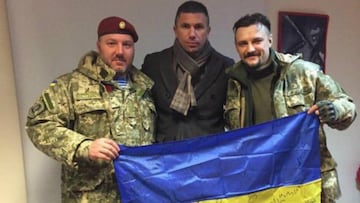 Ivica Piric, en el centro, con dos milicianos del Donbass y la bandera de Ucrania