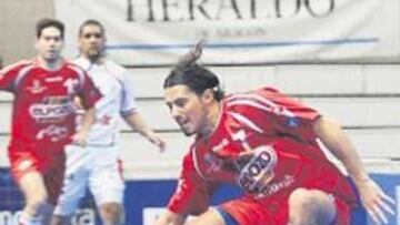 <b>LUCHA. </b>Bakaro, de ElPozo, se lleva el balón.