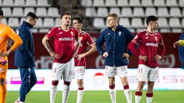 Los jugadores granas, tras el choque ante el Sanluqueño.