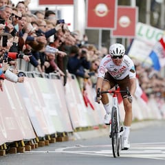 La foto finish otorga la Amstel a Kwiatkowski ante Cosnefroy
