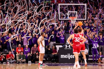 Las gradas de los pabellones universitarios estadounidenses son sin¨®nimo de pasi¨®n y fervor por sus equipos como demostraron los aficionados de la Northwestern Wildcats, que trataron de distraer a Race Thompson durante sus lanzamientos desde la personal. Al final, los hinchas ayudaron a doblegar a Indiana Hoosiers (84-83).