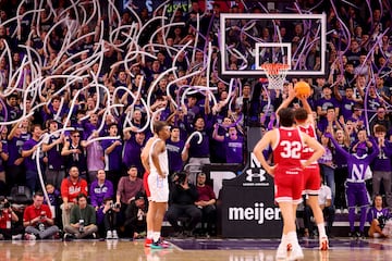 Las gradas de los pabellones universitarios estadounidenses son sinónimo de pasión y fervor por sus equipos como demostraron los aficionados de la Northwestern Wildcats, que trataron de distraer a Race Thompson durante sus lanzamientos desde la personal. Al final, los hinchas ayudaron a doblegar a Indiana Hoosiers (84-83).