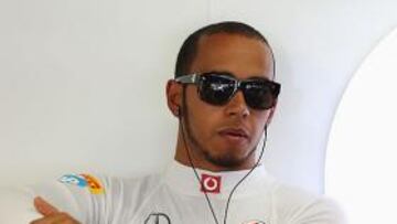<b>TRANQUILO. </b>Hamilton, relajándose en su box antes de salir a pista.