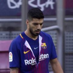 Luis Suárez se rompe la camiseta tras la anulación de su gol