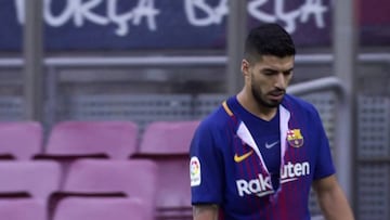 Luis Suárez, con la camiseta arrancada.
