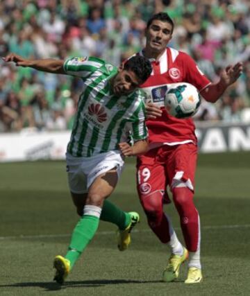 El jugador del Betis, Juanfran (i), lanza de cabeza ante el jugador del Sevilla, Reyes, durante el partido correspondiente a la trigesimo tercera jornada de Liga BBVA, disputado hoy en el estadio Benito Villamarin. 