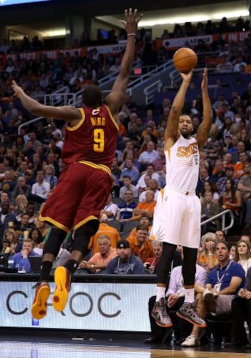 Marcus Morris (15) de Phoenix Suns lanza de tres puntos Luol Deng (9) de Cleveland Cavaliers.