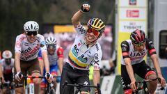 Sergio Higuita celebra la victoria en la cuarta etapa del Tour de Romand&iacute;a 2022.