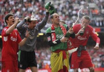 Xabi Alonso celebra con el equipo la FA Cup de 2006 tras ganar al West Ham en los penaltis.