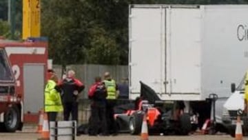 <b>UN IMPACTO MUY DURO. </b>Aunque el monoplaza no colisionó a excesiva velocidad, el casco de María de Villota impactó contra la plataforma de carga del camión.