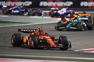 Carlos Sainz Jr. conduciendo el Ferrari SF-24 y Fernando Alonso con su Aston Martin AMR24. 