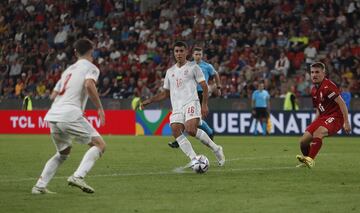 1-1. Gavi marca el primer gol de la selección española tras una asistencia de Rodrigo Herrnández.