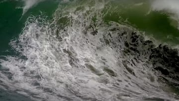 Una ola gigante rompe en Itacoatiara, Rio de Janeiro.