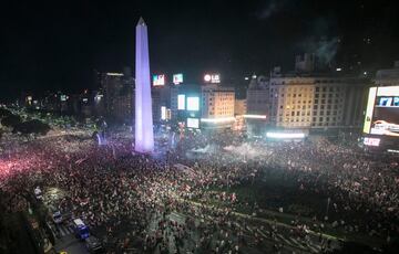 Los aficionados de River celebran el triunfo de su equipo en la Final de la Copa Libertadores ante Boca en la Plaza del Obelisco.