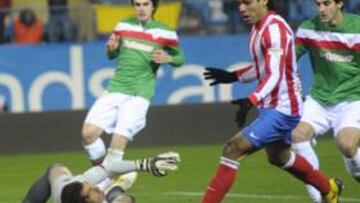 <b>EL PRIMERO. </b>Falcao, en el momento de marcar su primer gol al Athletic. El colombiano supo aprovechar el rechace del portero del conjunto bilbaíno.