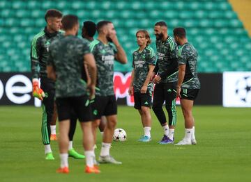 Karim Benzema y Luka Modric durante el entrenamiento del Real Madrid en el Celtic Park de Glasgow.