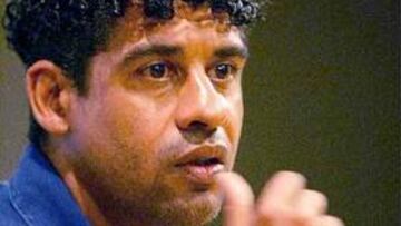 <b>APOYO A VALDÉS</b>. Rijkaard no dudó en defender a su portero al ser preguntado por los silbidos que Valdés ha recibido últimamente. "Es muy trabajador, honesto y sincero, una persona que cuando algo no le parece bien, lo dice, y eso me gusta", destacó del canterano.