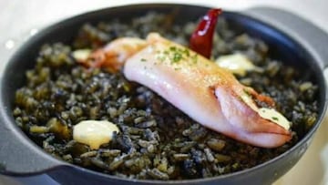 El arroz negro con chipirones es una de sus especialidades