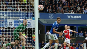 Soccer Football - Premier League - Everton v Arsenal - Goodison Park, Liverpool, Britain - September 17, 2023 Arsenal's Leandro Trossard scores their first goal past Everton's Jordan Pickford REUTERS/Phil Noble NO USE WITH UNAUTHORIZED AUDIO, VIDEO, DATA, FIXTURE LISTS, CLUB/LEAGUE LOGOS OR 'LIVE' SERVICES. ONLINE IN-MATCH USE LIMITED TO 45 IMAGES, NO VIDEO EMULATION. NO USE IN BETTING, GAMES OR SINGLE CLUB/LEAGUE/PLAYER PUBLICATIONS.