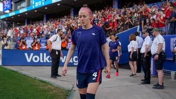 La jugadora de la selecci&oacute;n de f&uacute;tbol femenino de Estados Unidos Becky Sauerbrunn salta al campo con la camiseta al rev&eacute;s en se&ntilde;al de protesta por la igualdad salarial entre los equipos masculinos y femeninos de los Estados Uni