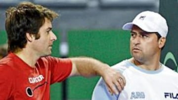 <b>CAMBIO. </b>Calleri y Acasuso conversan en un entrenamiento ante Alberto Mancini.