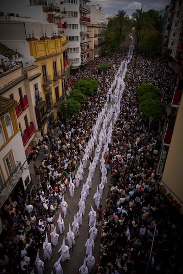 Penitentes de la Hermandad de San Gonzalo procesionan por las calles de Sevilla el Lunes Santo.