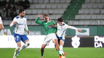 El Tenerife sale más líder de A Malata