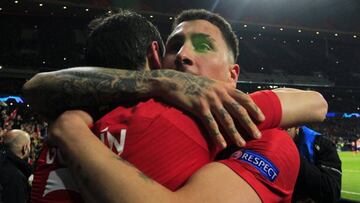 Godín y Giménez celebran un gol.