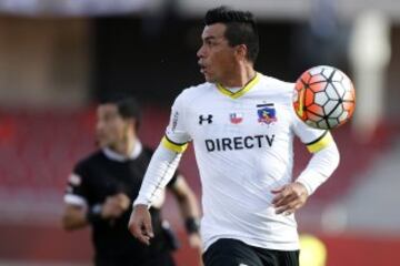 El jugador de Colo Colo, Esteban Paredes, controla el balón durante el partido de primera división contra Unión La Calera.