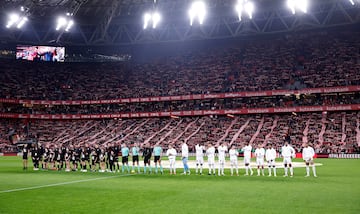 Formación de los equipos del Athletic Club y Real Madrid en el estadio de San Mamés.