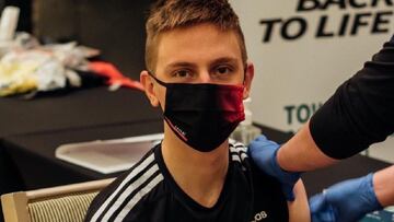 Tadej Pogacar, campeón del Tour de Francia 2020, mientras le ponen la vacuna contra el coronavirus en Abu Dabi.