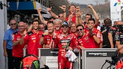 El equipo oficial Ducati celebra el triunfo de Bagnaia en Indonesia.