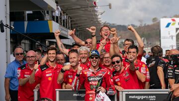 El equipo oficial Ducati celebra el triunfo de Bagnaia en Indonesia.