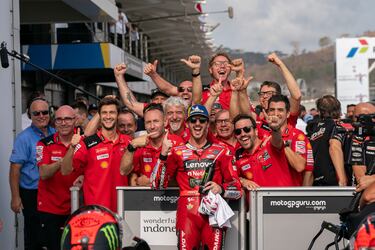 El equipo de Francesco Bagnaia celebra junto al piloto italiano el triunfo en el GP de Indonesia.