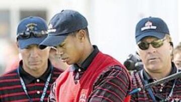 <b>DESOLACIÓN. </b>Woods no se lo explica y su capitán, Hal Sutton (detrás), menos aún.