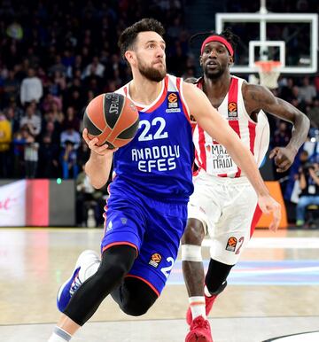 Base - 25 años - 1,97
El serbio cambió el Zalgiris por el Efes este verano y el resultado ha sido sensacional. El base se ha convertido en una de las grandes sensaciones de la Euroliga: inteligencia, visión, control de los tiempos, anotación... La NBA ya