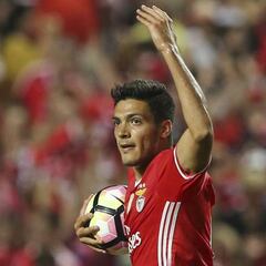 Raúl Jiménez, de penalti, da un pobre empate al Benfica