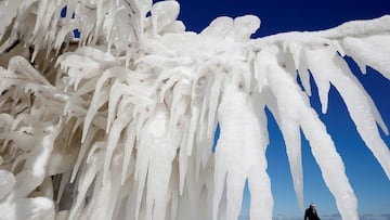 Foto de archivo de un hombre que camina sobre el lago Michigan congelado en Chicago, Illinois, en febrero de 2015.