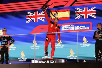 En el a?o energ¨¦tico m¨¢s dominante con 21 victorias de 22 posibles, el nombre de Carlos es el ¨²nico que figura junto al de Verstappen y P¨¦rez en el apartado de victorias. Fue gracias a la de Singapur que logr¨® con una gesti¨®n impecable de la carrera. Sali¨® desde la pole, pero no ten¨ªa el coche m¨¢s r¨¢pido y lo sab¨ªa, por eso tir¨® de inteligencia para ganar: cuando los Mercedes amenazaban en un rapid¨ªsimo stint final, se mantuvo a menos de un segundo de distancia de Norris para que pudiera defenderse con el DRS y frenar en seco a las flechas de plata. Le sali¨® perfecto.