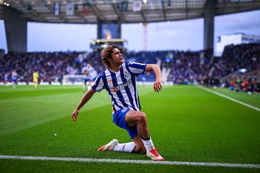 Rodrigo Mora, nacido el 5 de mayo de 2007 en Custóias, Portugal, es un talentoso mediocampista ofensivo que juega en el Oporto. Con 18 años, ha demostrado una gran capacidad técnica y visión de juego, lo que le ha permitido consolidarse en el equipo portugués. Su valor de mercado ha alcanzado los 40 millones de euros, reflejando su crecimiento y potencial.