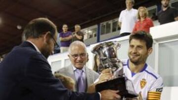 <b>SE QUEDA EN CASA. </b>Javier Paredes, capitán del Real Zaragoza, recibe el Trofeo Ciudad de Zaragoza en el palco de La Romareda.