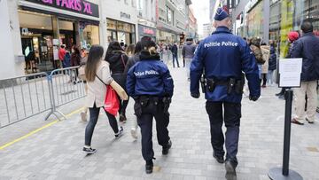 Brussels (Belgium), 05/12/2020.- Police officers patrol Rue Neuve, the main shopping street in Brussels, Belgium, 05 December 2020. Non-essential stores reopened earlier in the week. Authorities are restricting access to the Brussels shopping artery in an