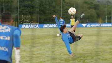 El canterano Diego Gómez, haciendo una chilena en el entrenamiento del Deportivo.